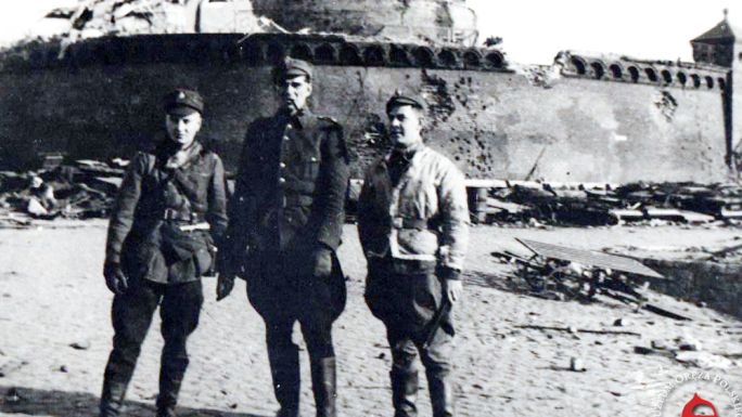 Żołnierze polscy w porcie w marcu 1945 roku